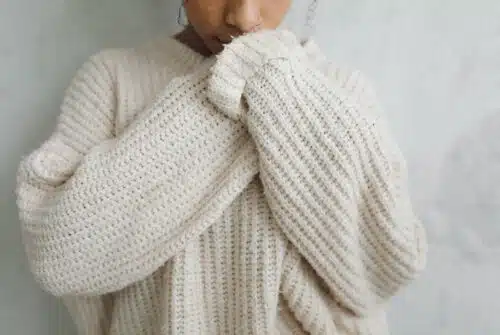 Comment mettre en valeur votre poitrine avec un pull adapté