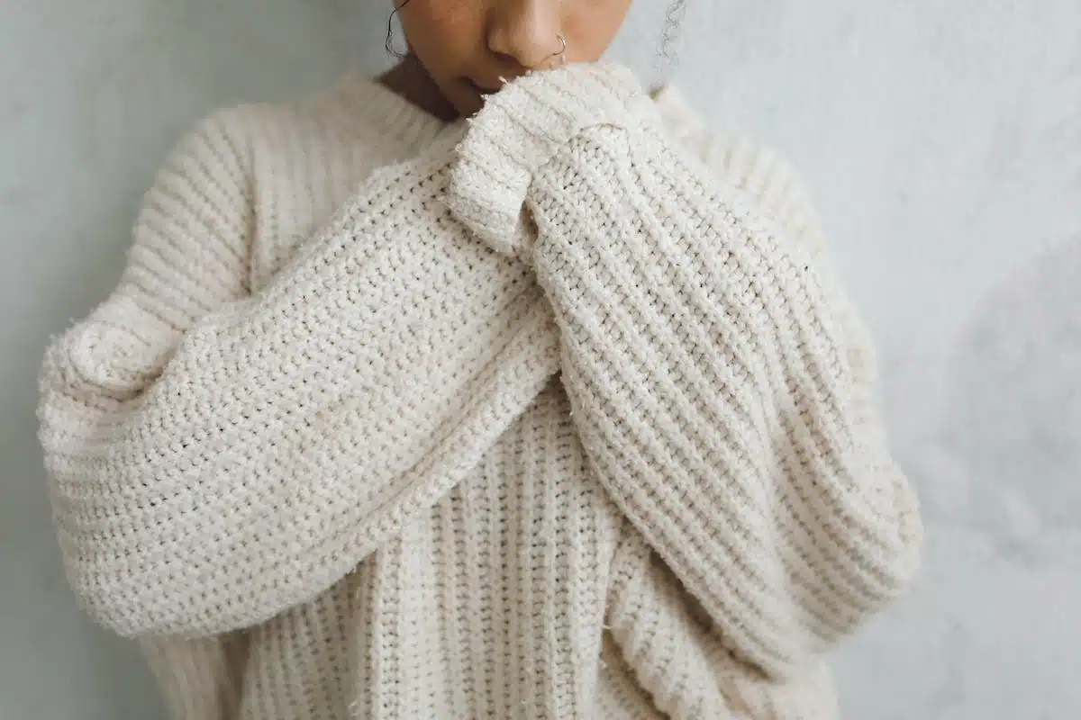 Comment mettre en valeur votre poitrine avec un pull adapté