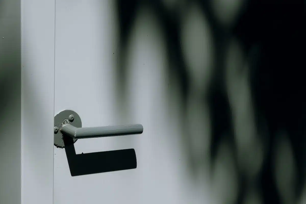 Comment remplacer facilement une poignée de porte d’entrée à 3 points