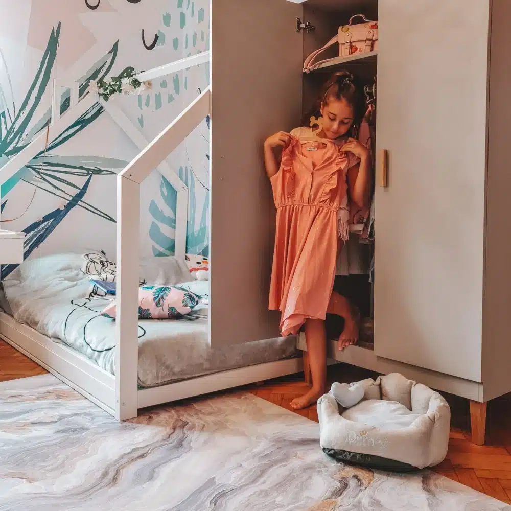 chambre d'enfant avec lit cabane