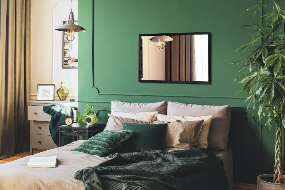 miroir rectangulaire au dessus d'un lit