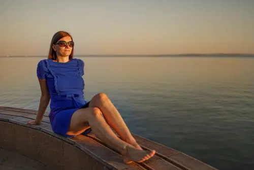 5 couleurs d’accessoires qui correspondent à votre robe bleue